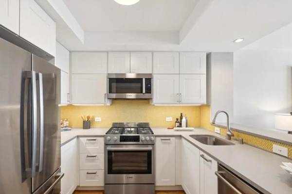 $1,001 / 1br - 680ft2 - Living—1BR/1BA in laundry in unit (Tenderloin)64000756161923122