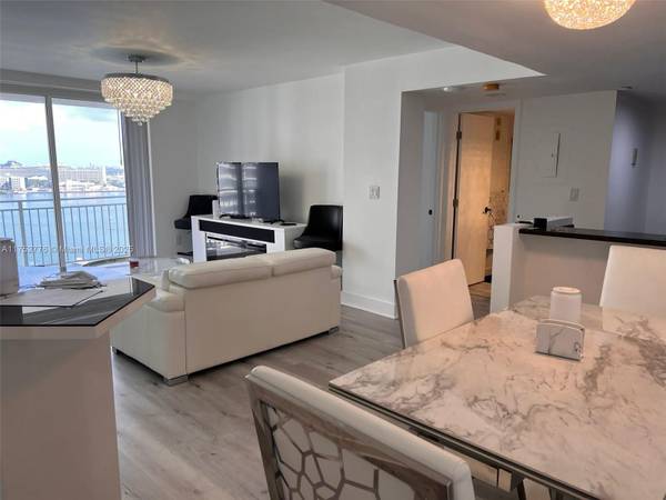$4,300 / 2br - 985ft2 - Beautiful 2bd Condo with Bay Views in Isola Condo, Miami (Miami)64051007200769123