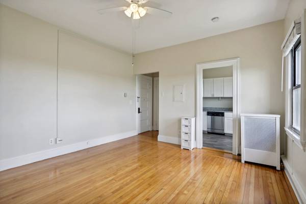 $2,599 Coolidge Corner Studio | Cats Only | Near Brandon Hall (Coolidge Corner)63863244907523121