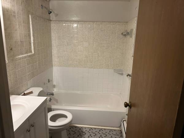 $710 / 1br - 530ft2 - Spacious Studio w/ heat/water/hot water FREE (2659/2661 Vera Ave) (golf manor)63974471129474121