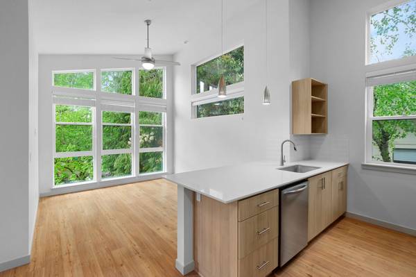 $2,500 / 2br - Urban Energy, Leafy Streets! Call For Stark Street Lofts 4-Plex! (SE Portland, Laurelhurst, Buckman)64039060437507121