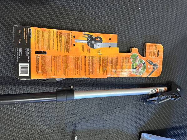 Fiskars extendable tree pruner with saw blade 1