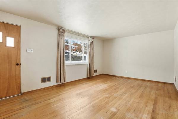 CASTLE SHANNON 2 BEDROOM 1 CUL DE SAC HOME! W/D HOOHUP! PETS WELCOMED! 1