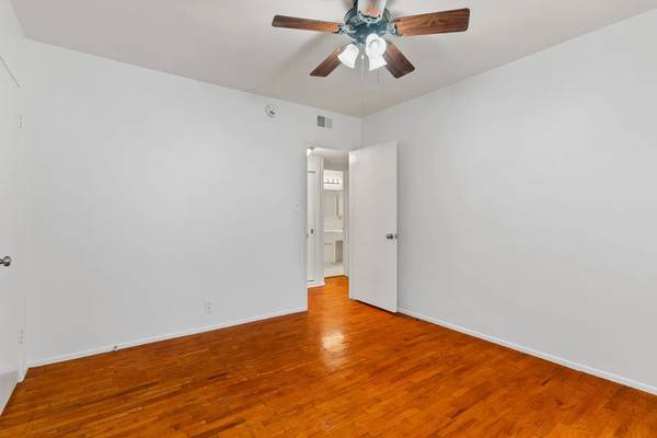 $1,060 / 1br - Upper level 1 bed + 1 bath unit in North Hollywood (11633 Burbank Blvd North Hollywood, CA)63998005954947122