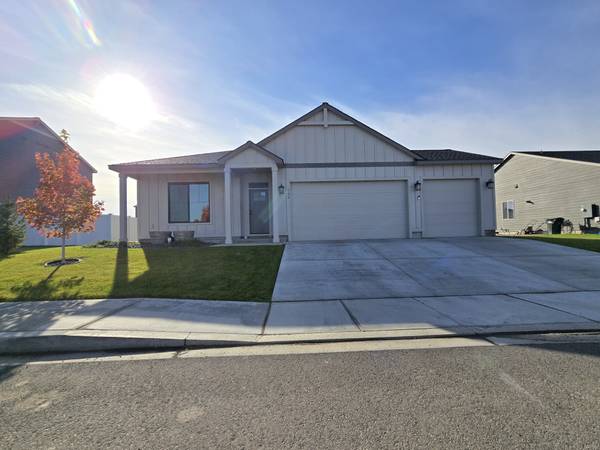 $2,300 / 3br - Beautiful 3BR/2BA Home w/ 3-Car Garage – Grandview – $2,300/mo (Grandview)64298683931137120