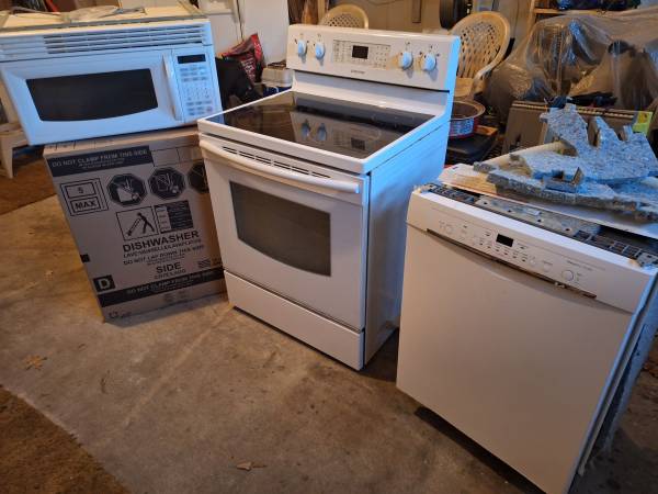 White oven,dishwasher and microwave 1