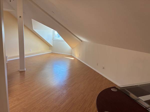 $1,475 / 600ft2 - Loft with Garage for rent (Vista)63845977086081124