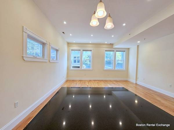$4,100 / 3br - ♦HERMOSA AMPLIA CONSTRUCCIÓN NUEVA DE 3 HABITACIONES/3 BAÑOS CERCA DE PORTER SQ! ESTACIONAMIENTO INCLUIDO! (Cambridge - Porter Sq)63828556898307123
