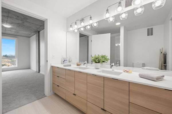 $1,699 / 1br - 684ft2 - Gorgeous 1 BR/1 BA Apartment with Floor-to-Ceiling Windows, WiFi A (Sullivans Gulch)63831536528641120