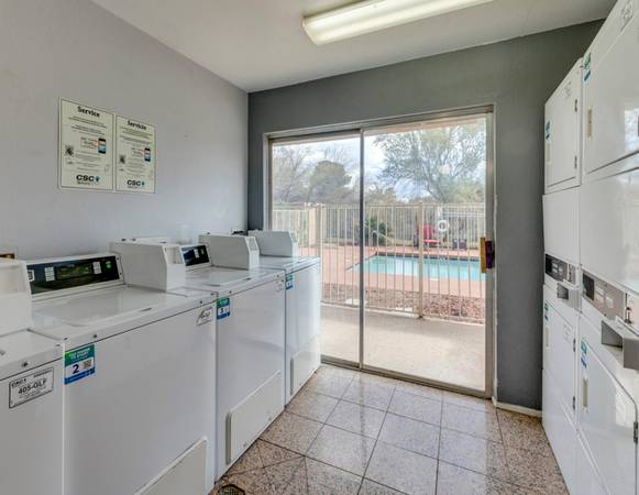 $1,295 / 2br - ¡MES GRATIS! 2 Habitaciones en Papago. Encuentra tu 2x2 Seguro y Actualizado, Tons de Espacio (Phoenix)63623945492867121