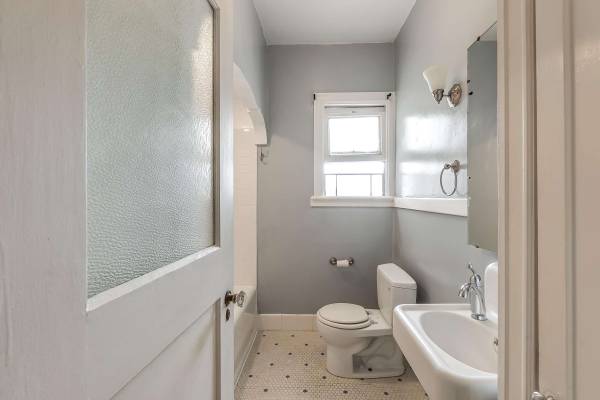 $1,675 / 1br - 550ft2 - San Antonio Park Top Floor Corner 1 BR with Vintage Details - Unit 5 (oakland east)63695803620227124