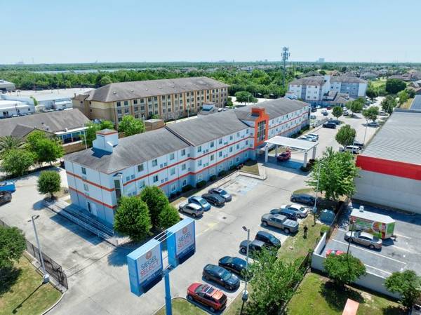 Studio 1/ba, Sparkling Pool, Flat Screen TVs 1