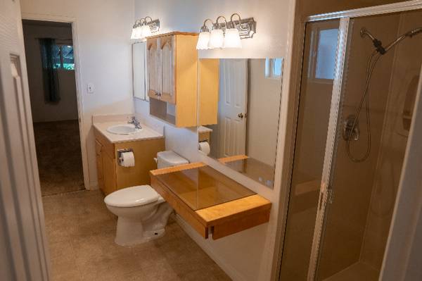 $875.00 / 1br - Habitación en alquiler: Dormitorio principal y baño privado (EL CAJON)63865482933891122