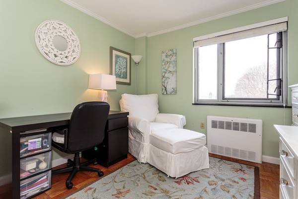 $428,900 / 2br - 748ft2 - Beautiful 2-bed 1-bath condo in Belmont for sale (Belmont)63802024761345122