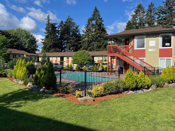 $1,495 / 2br - GET 50% OFF 1 MO + 2B - On-Site Management - Large Deck for Guests (Halsey & I-84)63914741248002124