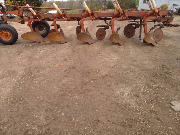 International 720 5 bottom plow 1