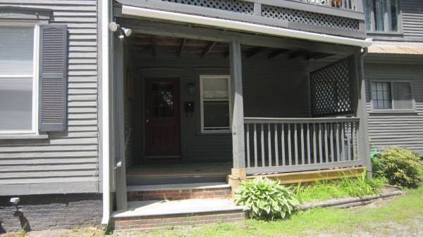 $1,530 / 2br - 700ft2 - 901WA-2 SPRAWLING 2 BEDROOM WITH PORCH ON FIRST FLOOR (Brattleboro)63313403056515124