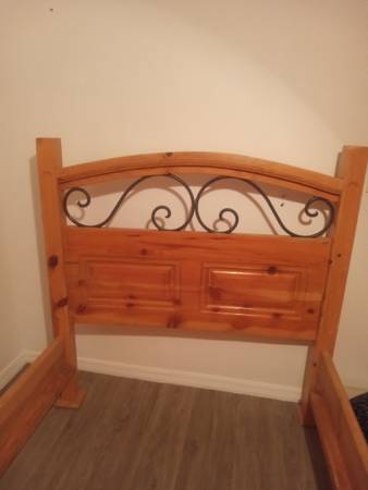 Solid wood queen size bed - $250 (Phelan)63471082843265122