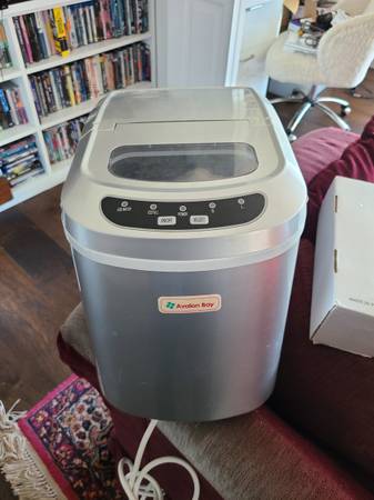 Avalon Bay automatic Ice Maker. Works great! 1