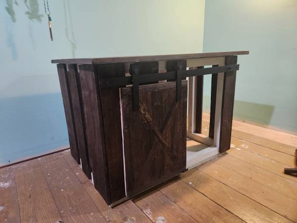 Mesa lateral de caseta para perro rústica - $150 (Chetek)63471096097923123