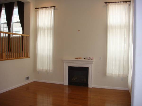 $1,300 / 4br - Master Bedroom with private bath in Dublin Townhouse (dublin / pleasanton / livermore)63943766882946120