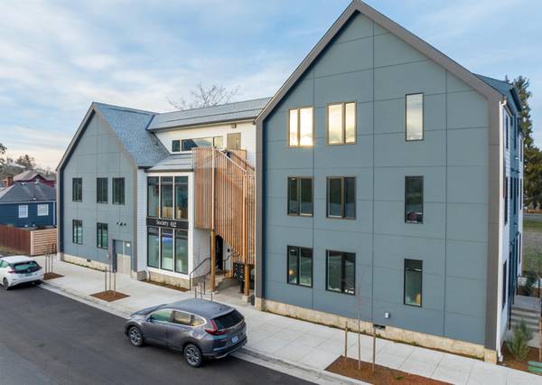 $700 / 1br - 8 WEEKS FREE RENT - Private Balcony/Patio, Co-Living + Washer & Dryer (Rose City Park Neighborhood)63914855996802121