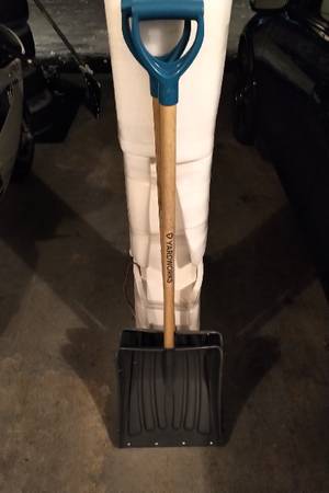 YardWorks Snow Shovels (2) 14 IN with Steel Strip 1