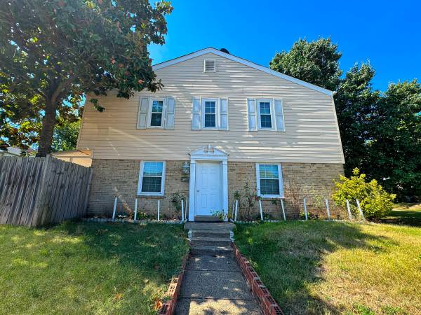 $1,000 / 1br - 200ft2 - 1 Master bedroom + private bath in a clean Townhouse $1000 (Manassas) (Manassas)64039861448321120