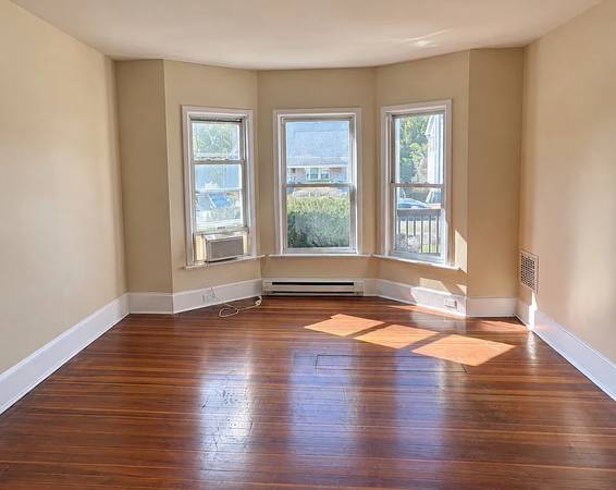 Spacious 3-bedroom, 1-bath apartment 1