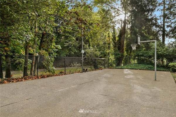 $1,770 / 1br - 862ft2 - Prime location between DT Bellevue & DT Kirkland! This 1 BR 1 BA home (Bellevue, WA)63948084820227121
