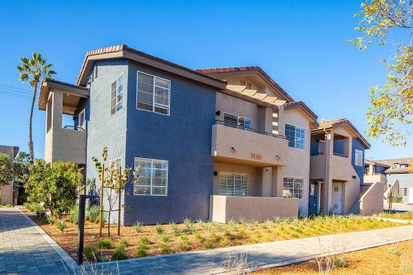 $4,350 / 2br - 1025ft2 - Electrodomésticos de acero inoxidable, estacionamiento fuera de la calle, respaldo de azulejos (Pacific Beach / Crown Point)63657326833281121