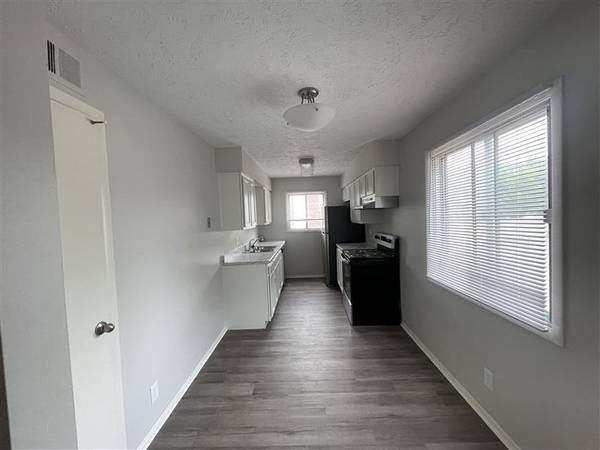 $978 / 1br - 800ft2 - Pet-Friendly 1BR | Pool & Laundry in Every Building | Dog Park Too! (10905 North Mill Court, Omaha, NE)63681606150275121
