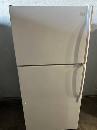 Whirlpool top freezer refrigerator 1