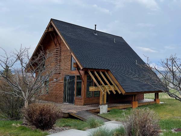 $1850.00 / 1br - 825ft2 - Little Lazy Bzzz Cabin63656975300225120