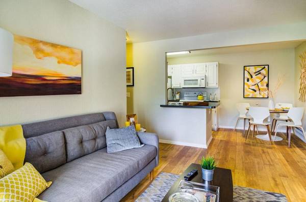 $1,657 / 2br - 828ft2 - Wood-Style Laminate Flooring*, Detached Garage*, Paw Spa - Pet Wash (2700 w powell blvd)63842024708355122