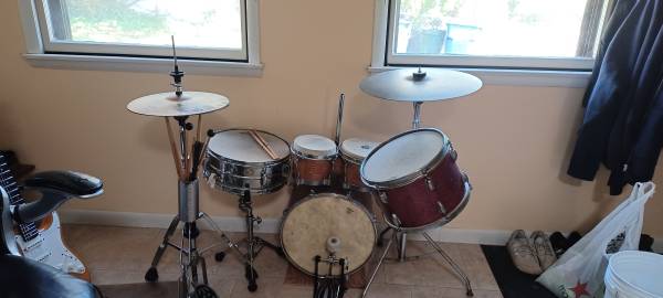 Interesting vintage drum kit 1