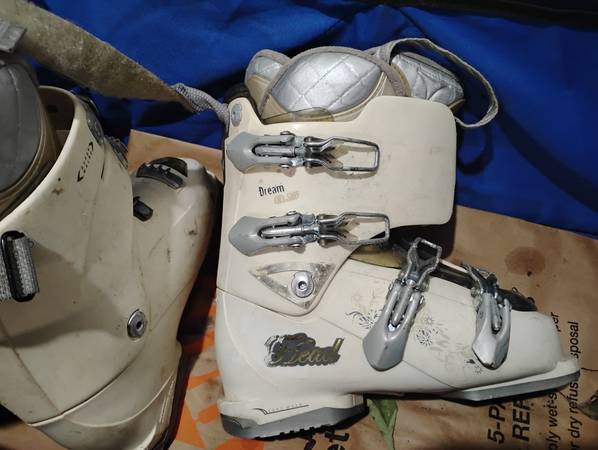 Women's, White, Sz 8 "Head" Ski Boots ( Used ) 1