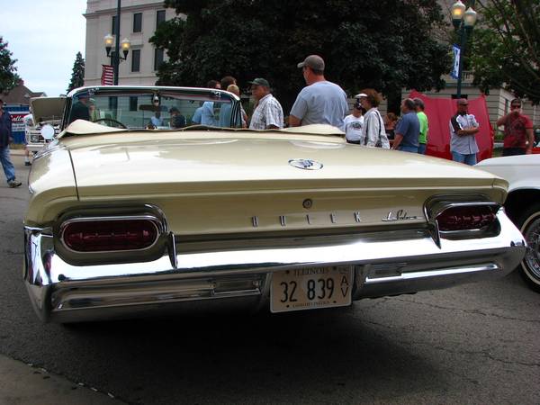 1961 Buick Le Sabre trasero izquierdo con moldura cromada para luz / N.º de pieza: 5951939 LH1 - $40 (Roseville)63440099334659124