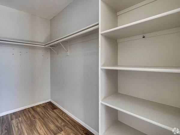$1,125 / 2br - 916ft2 - Live in Style! Balcony, Walk-In Closets & $1525 FREE RENT*63966952741251121