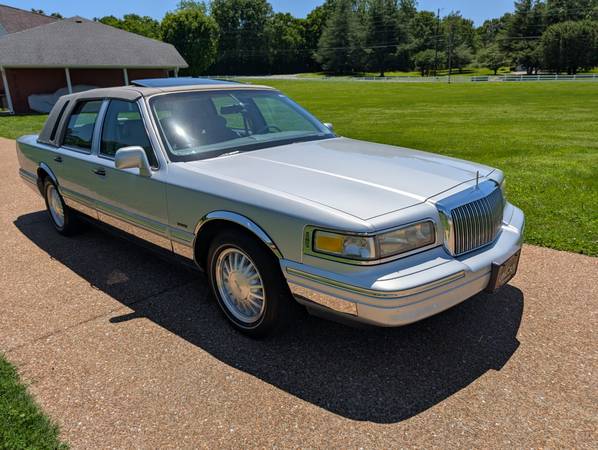 1995 Lincoln Town Car Signature Series (coche de coleccionista) - $4,000 (Franklin, TN)63621633285507120
