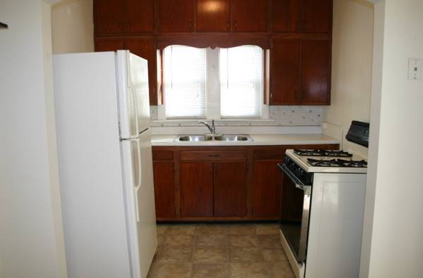 $825 / 2br - 2-BEDROOM, 1-BATH APARTMENT (Robertsdale/Whiting, IN)63959741532162123