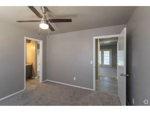 $650 / 2br - Room for rent (Mustang)63670520046083121