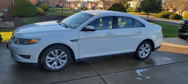 2010 Ford Taurus SEL 1