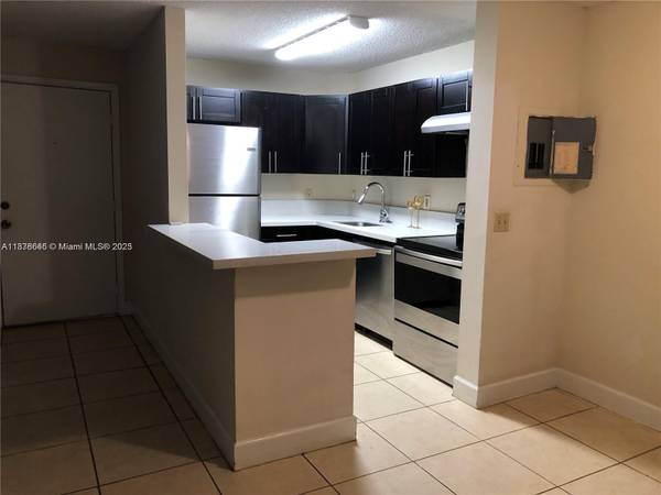 $2,000 / 2br - 2bed 1bath Washer/dryer, pets OK, pool, condo (Plantation)64049277901315123
