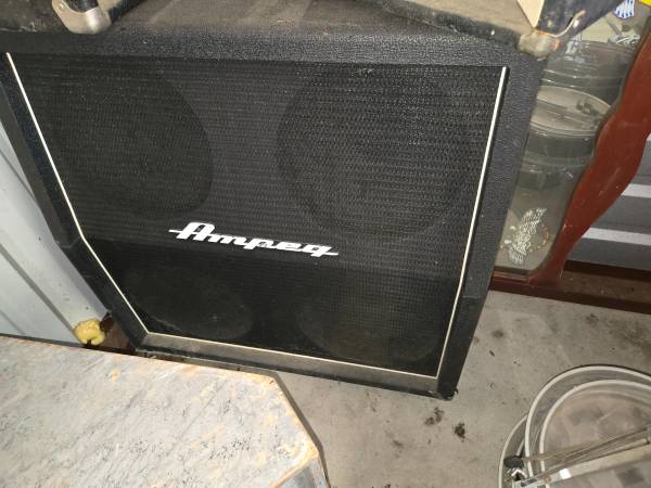 Ampeg 4 x 12 Slanted Speaker Cab 1