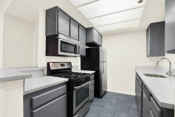 $3,875 / 2hab - Ático de 2 hab y 2 baños en Westwood con balcón privado, chimenea. Gimnasio + estacionamiento (Westwood 90024, UCLA, Brentwood, Oeste de LA, Beverly Hills)63869889487873123