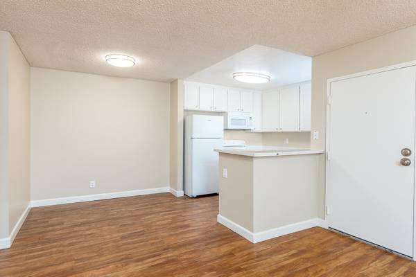 $2,195 / 2br - 700ft2 - 2Bed Upstairs Unit w/ ALL vinyl plank flooring through out in Lakeside (Lakeside)63865930842243121