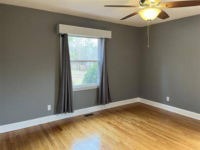 $1,995 / 3br - 3 bedroom home with great views, sun room and large yard (Hendersonville)64029211244033123