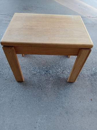 Solid wood end table 24x17 top and 19 tall strong and sturdy 1