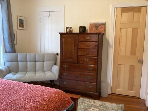 $1,125 / 2br - Beautiful sun soaked fully furnished first floor large apartment East (Easthampton)64017046330370122